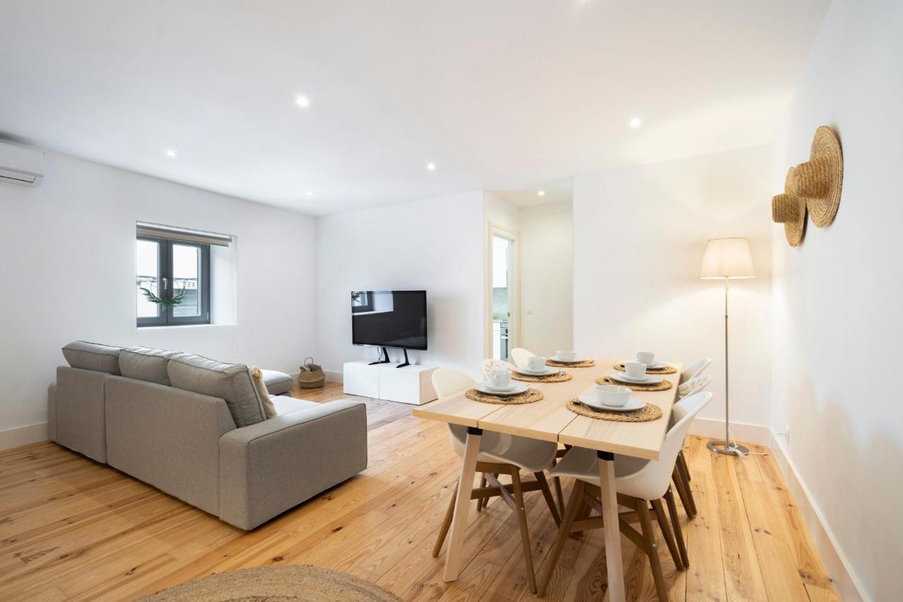 Warm And Cozy Parquet Flooring Apartment In Almada Exterior photo
