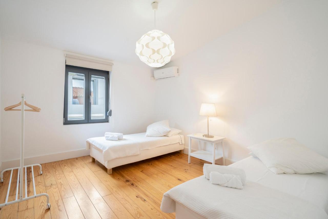 Warm And Cozy Parquet Flooring Apartment In Almada Exterior photo