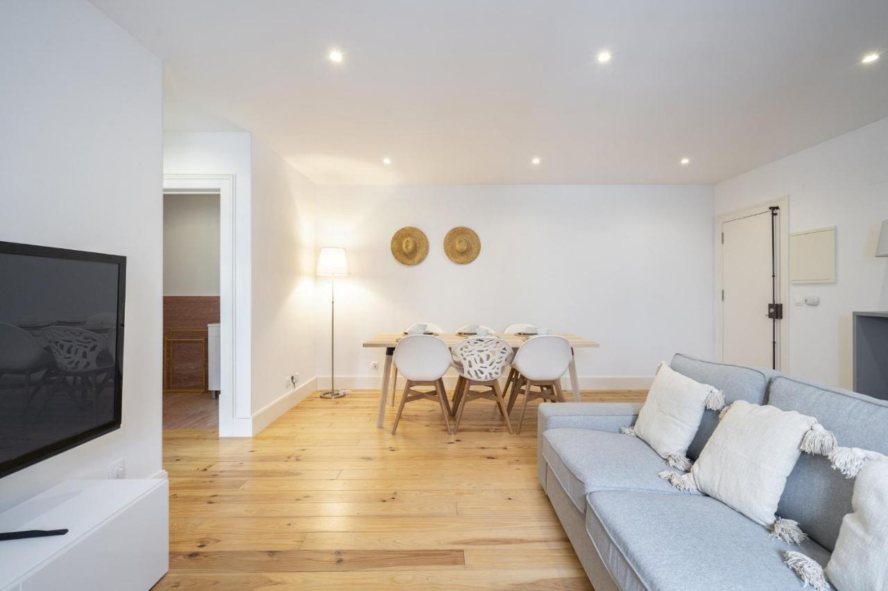 Warm And Cozy Parquet Flooring Apartment In Almada Exterior photo